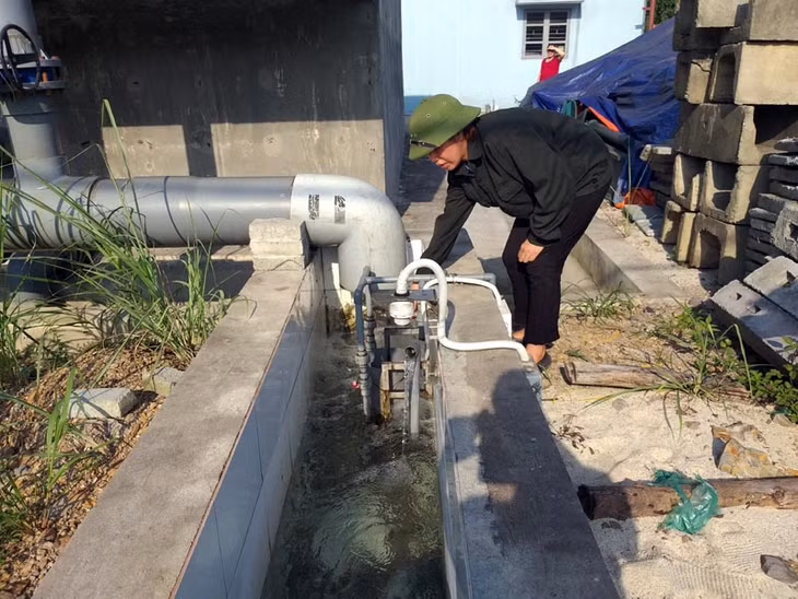 Cùng với lắp đặt hệ thống QTMT tự động, nhân viên bộ phận môi trường thuộc Công ty TNHH MTV 790(Tổng Công ty Đông Bắc) thường xuyên kiểm tra nguồn nước đã thải qua xử lý trước khi xả ra môi trường