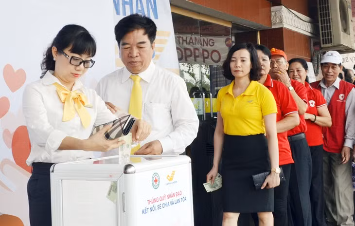 Vận động hòm quỹ nhân đạo đặt tại Bưu điện tỉnh.