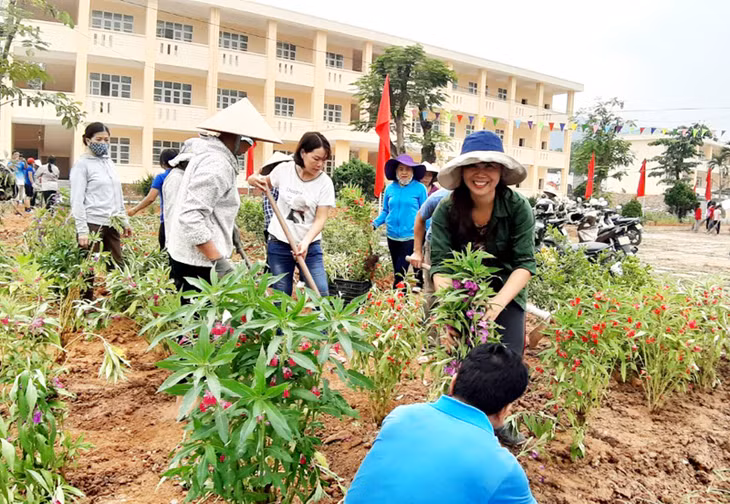 Các thầy cô giáo Trường Tiểu học Nam Sơn (xã Nam Sơn, huyện Ba Chẽ) trồng hoa khuôn viên trường mới, đón ngày khai giảng.