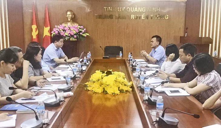Quang cảnh cuộc họp