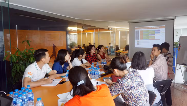 Các phóng viên nghe giới thiệu về hoạt động thúc đẩy kinh doanh khởi nghiệp sáng tạo của Công ty CP Vietnam Silicon Valley