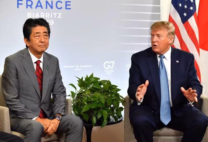 Thủ tướng Nhật Bản Abe (trái) và Tổng thống Mỹ Trump có cuộc gặp song phương nhân dịp tham dự Hội nghị thượng đỉnh G7 tại Pháp. Ảnh: Newsweek