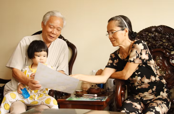 Hai vợ chồng ông