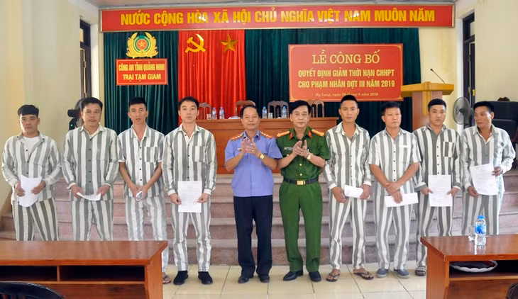 Giám thị Trại tạm giam Công an tỉnh và đại diện Viện Kiểm sát nhân dân tỉnh trao Quyết định giảm thời hạn chấp hành hình phạt tù cho 8 phạm nhân.