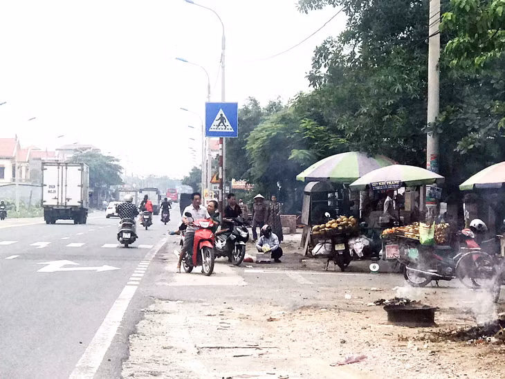 Chợ tự phát trên địa bàn xã Hồng Thái Đông, TX Đông Triều. (Ảnh chụp ngày 8/8/2019)