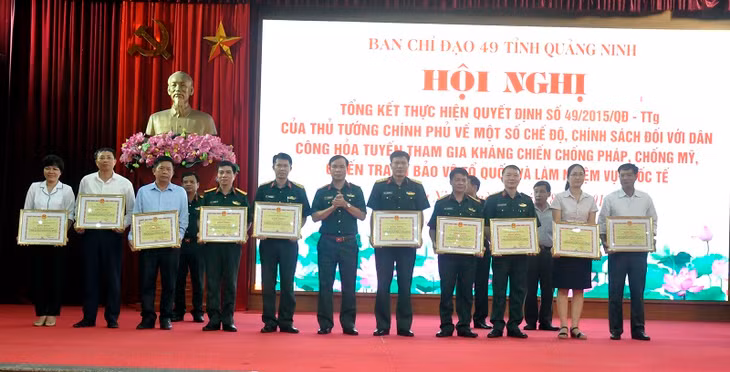 Đại diện BCĐ 49 tỉnh đã trao tặng Bằng khen của UBND tỉnh cho các tập thể cá nhân. 