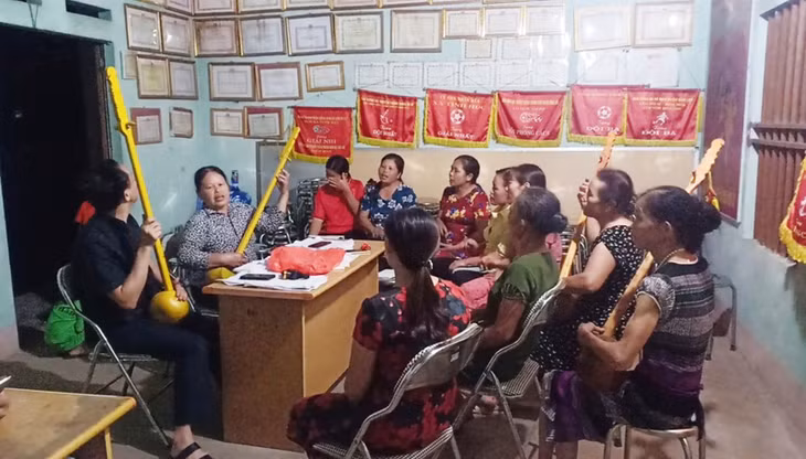 Một buổi sinh hoạt hát then đàn tính của bà con nhân dân xã Tình Húc (Bình Liêu).