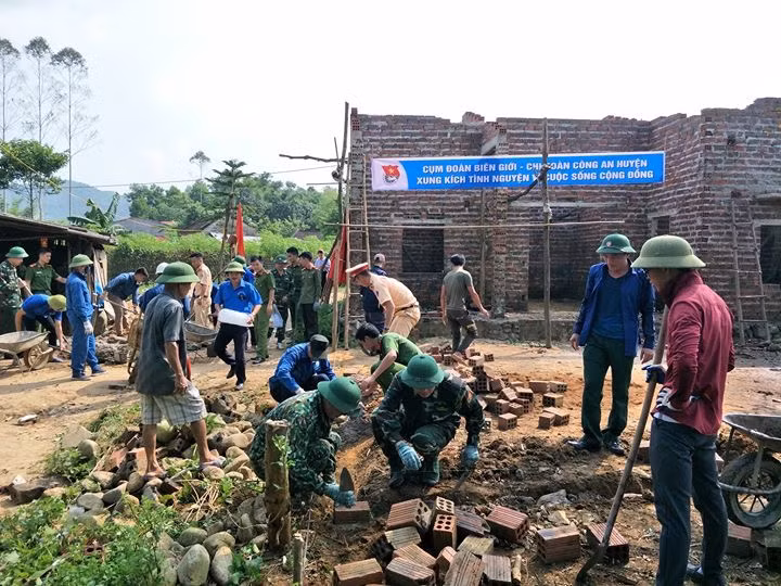 Đông đảo đoàn viên, thanh niên giúp đỡ gia đình em Phòng Thị Giang hoàn thiện ngôi nhà mới.