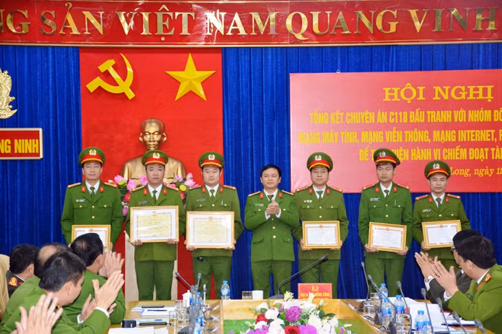 Lãnh đạo Công an tỉnh trao giấy khen cho các tập thể, cá nhân có thành tích xuất sắc trong đấu tranh, phòng chống tội phạm công nghệ cao