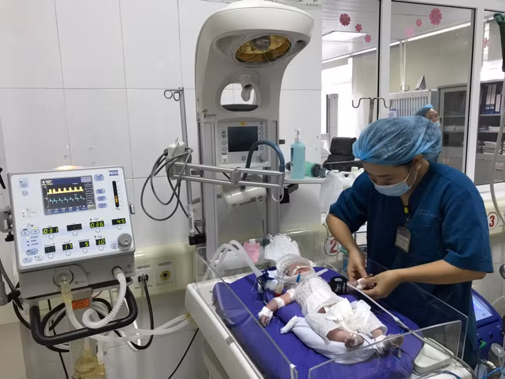 Bé gái đang được chăm sóc đặc biệt tại Khoa Sơ sinh, Bệnh viện Sản nhi Quảng Ninh