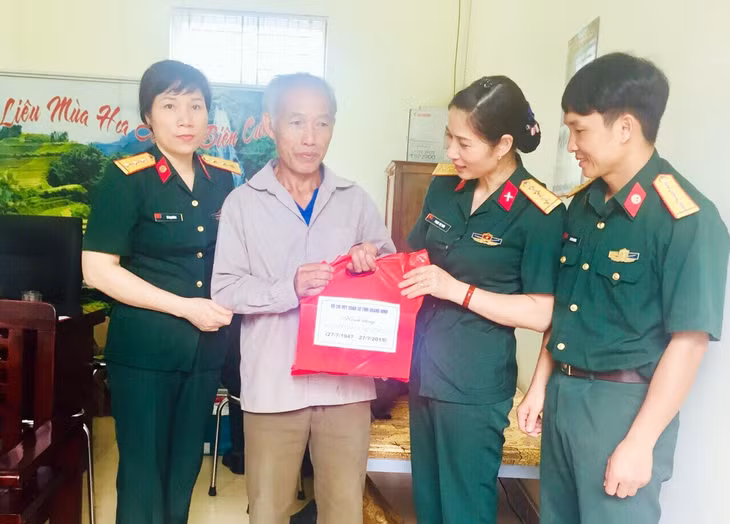 Từ nguồn quỹ tiết kiệm, Hội Phụ nữ Bộ CHQS tỉnh thường xuyên tổ chức thăm hỏi, động viên các gia đình chính sách, có hoàn cảnh khó khăn trên địa bàn tỉnh.