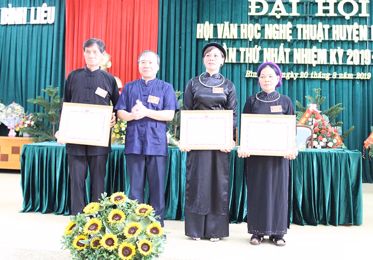 Ban Chấp hành Hội VHNT huyện Tiên Yên khóa I, nhiệm kỳ 2019-2024 ra mắt đại hội.