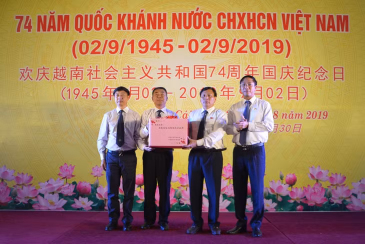 Đoàn đại biểu Đảng, Chính quyền và nhân dân TP Đông Hưng (Trung Quốc) tặng quà chúc mừng TP Móng Cái