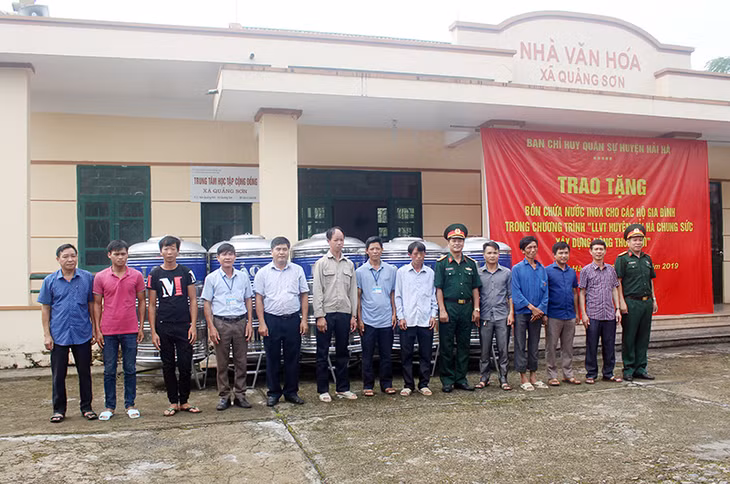 Ban chỉ huy quân sự huyện Hải Hà trao tặng bồn chứa nước inox cho các gia đình có hoàn cảnh khó khăn tại xã Quảng Sơn.