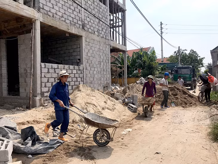 Tranh thủ điều kiện thời tiết thuận lợi, nhà thầu đẩy nhanh tiến độ xây dựng Trường mầm non Liên Vị.