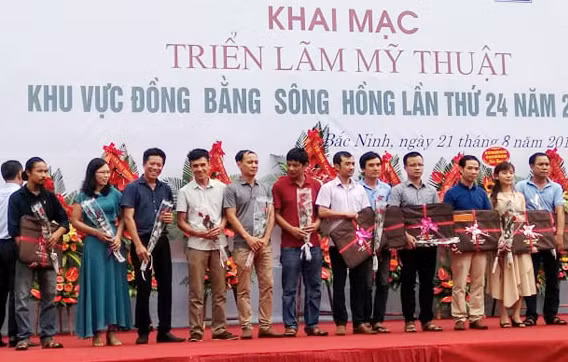 Các họa sĩ có tranh triển lãm được trao thưởng.