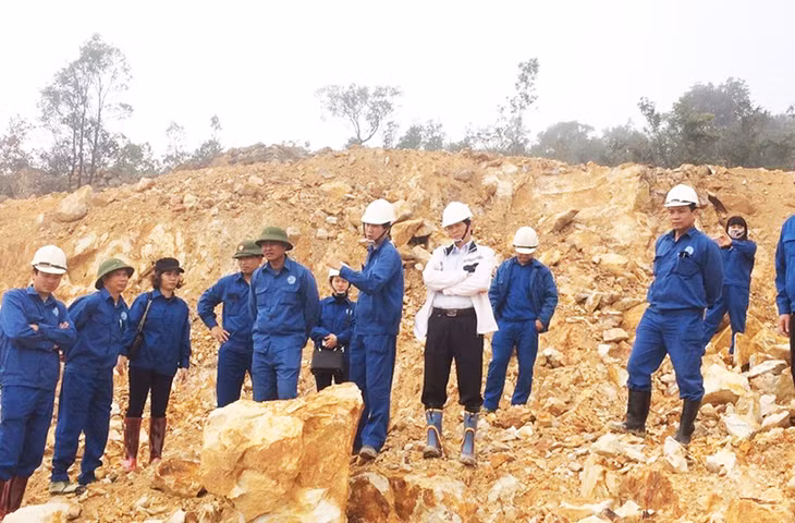 Lãnh đạo Công ty CP đầu tư và xuất nhập khẩu Quảng Ninh thường xuyên kiểm tra, giám sát việc chấp hành quy định tại các khai trường khai thác khoáng sản của mình