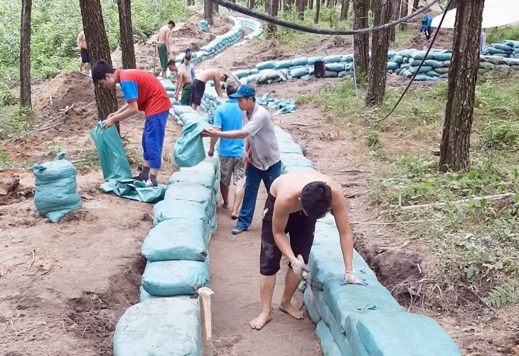 Cán bộ chiên sỹ LLVT TP Uông Bí tích cực tham gia củng cố tu sửa hệ thống hầm hào chuẩn bị cho diễn tập khu vực phòng thủ thành phố năm 2019.