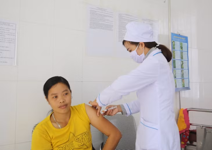 Chị được tiêm thuốc tránh thai miễn phí tại Trạm y tế xã Đồn Đạc, huyện Ba Chẽ.