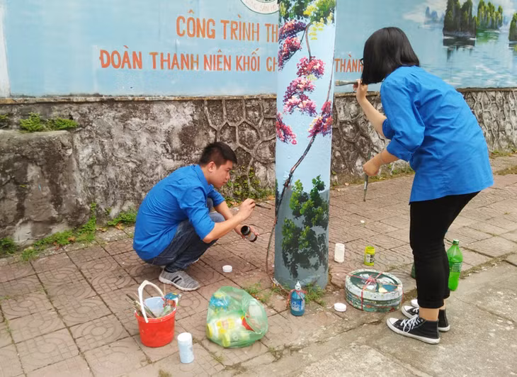 ĐVTN TP Uông Bí vẽ tranh trang trí cột điện tại phường Thanh Sơn, TP Uông Bí