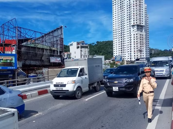 Lực lượng CSGT có mặt phong tỏa hiện trường, điều tiết giao thông
