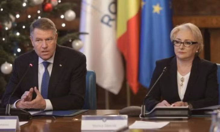Tổng thống Klaus Iohannis chỉ trích chính phủ của Thủ tướng Viorica Dancila vận hành không hiệu quả. Ảnh: cotidianul.ro