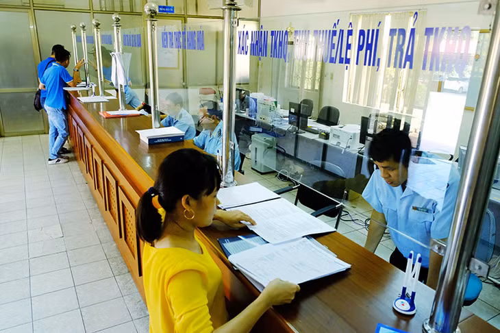 Các doanh nghiệp xuất nhập khẩu làm thủ tục hành chính tại Chi cục Hải quan Cảng Cái Lân.