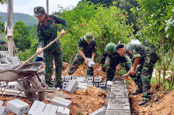 Ban CHQS thành phố tham gia ủng hộ gần 200 triệu đồng và ngày công xây dựng Nhà ăn điểm trường mần non Cái Gian (Ba Chẽ) tháng 6 năm 2019
