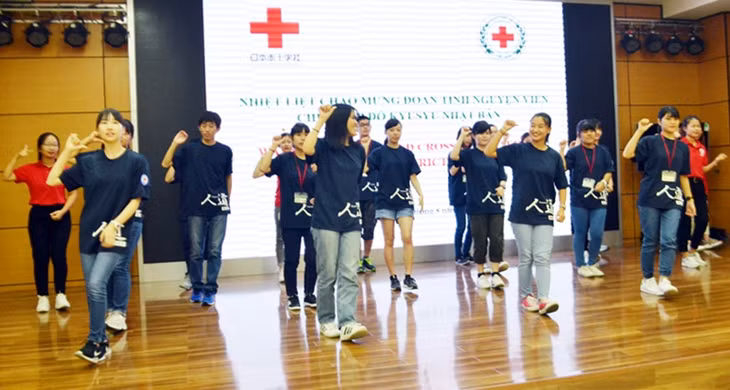 Các tình nguyện viên Hội CTĐ tỉnh và Đoàn tình nguyện viên CTĐ Kyusyu Nhật Bản cùng tham gia giao lưu văn nghệ.