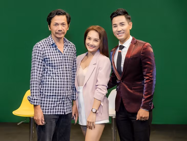 NSND Trung Anh, diễn viên Bảo Thanh và MC Nguyên Khang trò chuyện vui vẻ trong hậu trường buổi giao lưu bên lề "VTV Awards - Ấn tượng VTV 2019".