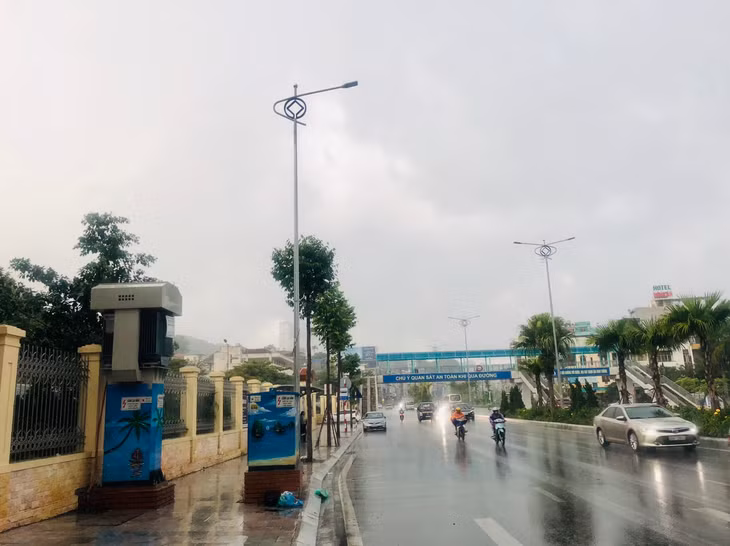 Khu vực cổng trường Hòn Gai hiện đã không còn dây điện, viễn thông đi nổi, gây nguy cơ mất an toàn cho người dân và các em học sinh như những năm trước.
