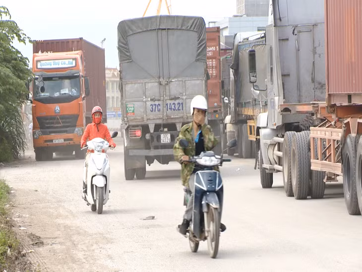 Môi trường khu vực Cảng Cái Lân luôn trong tình trạng ô nhiễm.