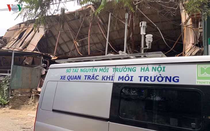 Xe quan trắc môi trường kiểm tra ở nơi xảy ra sự cố.