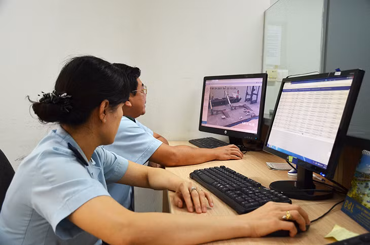 Cán bộ Chi cục Hải quan cảng Cái Lân theo dõi hoạt động vân chuyển hàng hóa tại cảng Cái Lân qua hệ thống giám sát.