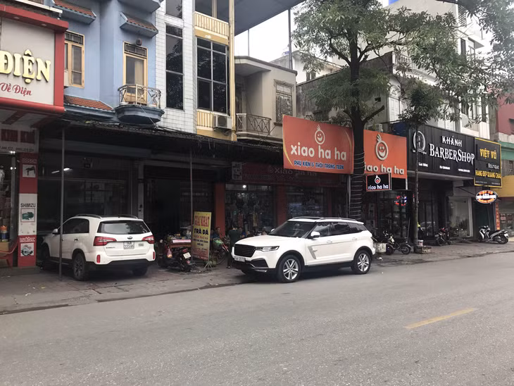 Ở TX Đông Triều cũng có nhiều xe đỗ trên vỉa hè. Ảnh chụp ngày 25/7