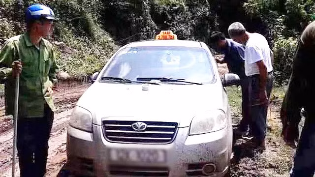 Chiếc xe taxi bị bỏ lại tại bản Đá Phổ, cách trụ sở Ủy ban nhân dân xã Bắc Phong khoảng 1,5km ((Ảnh: Dân Trí)