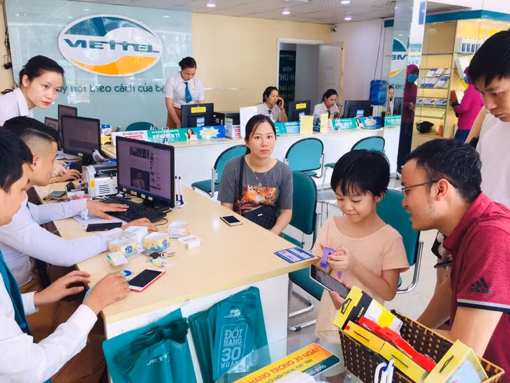 Phụ huynh tìm đền những của hàng tin cậy để lựa chọn cho con mình một chiếc đồng hồ định vị chuẩn bị vào năm học mới.