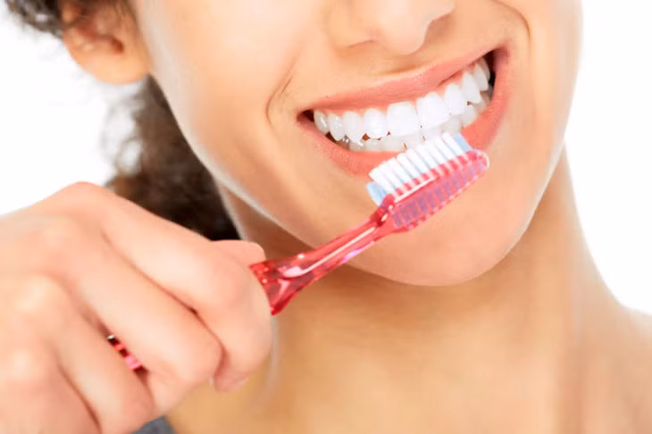 Vệ sinh răng miệng đúng cách để hạn chế sự hình thành cao răng.