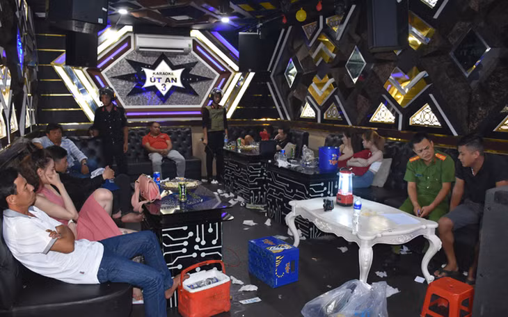  Các đối tượng bị bắt quả tang sử dụng ma túy tập thể tại quán karaoke Út An 3