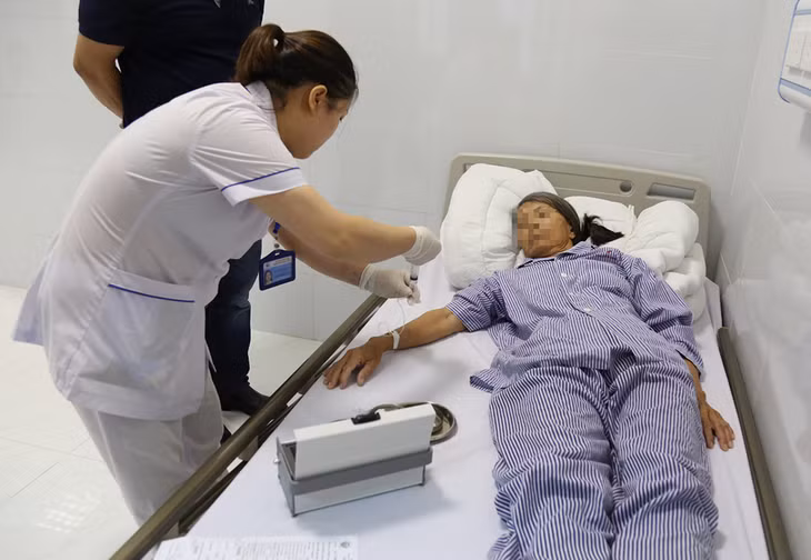 Điều dưỡng khoa Tim mạch thực hiện quy trình tiêm dược chất phóng xạ cho người bệnh.