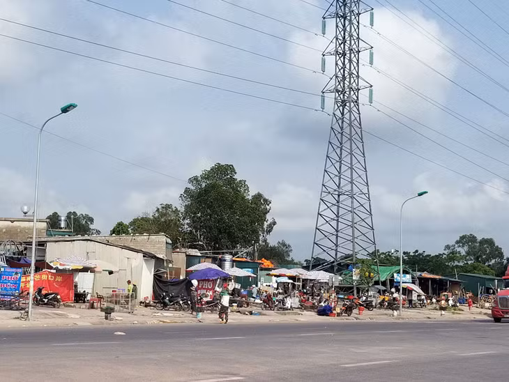 Ngay đối diện cổng chính của Công ty TNHH Khoa học Kỹ thuật Texhong Ngân Hà, hàng chục hàng quán được dựng lên dưới vỉa hè.