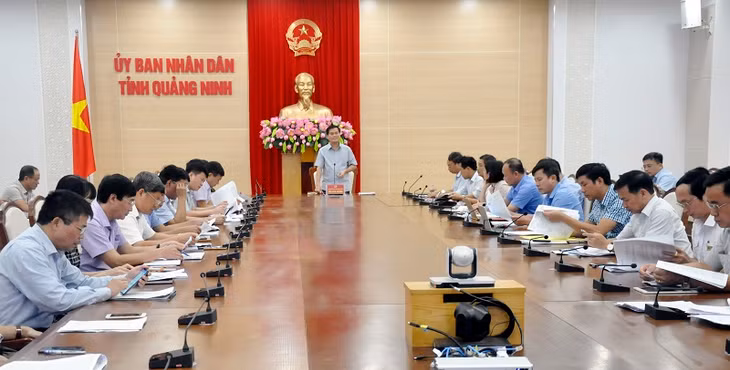Đồng chí Bùi Văn Khắng, Phó Chủ tịch UBND tỉnh chỉ đạo tại hội nghị.