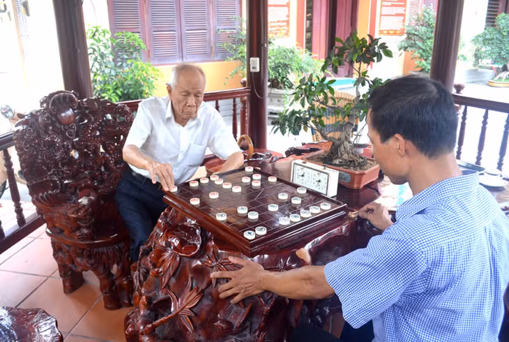 Ông Phạm Văn Tuyển còn là người dạy cờ của nhiều thế hệ ở Cẩm Phả