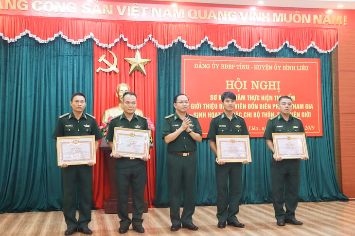 Đại tá Trần Văn Bừng trao giấy khen của Đảng ủy BĐBP tỉnh cho 4 CBCS có thành tích xuất sắc trong thực hiện thí điểm mô hình tại huyện Bình Liêu..