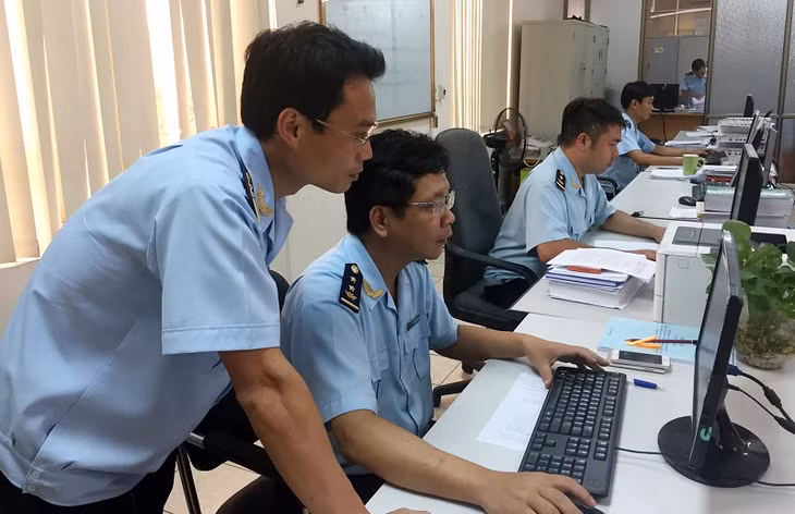 Cán bộ công chức Cục Hải quan Quảng Ninh thực hiện công tác nghiệp vụ.