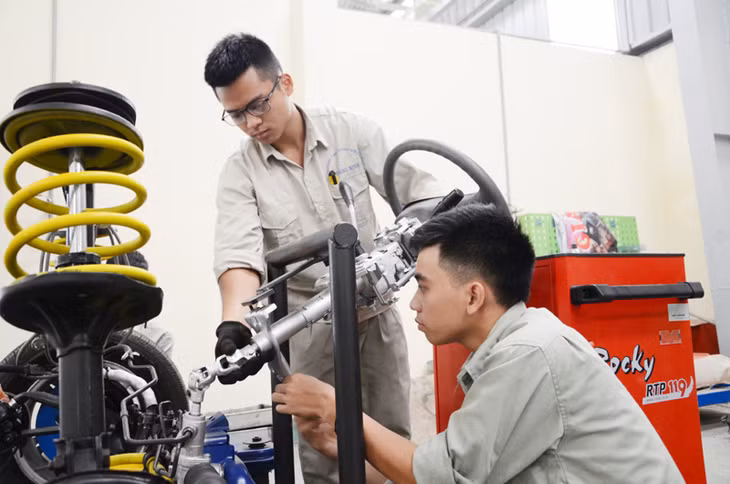 Học sinh theo học các nghề khuyến khích của tỉnh được hỗ trợ học phí học nghề trình độ cao đẳng bằng 50% mức lương cơ sở/người/tháng, trình độ trung cấp bằng 40% mức lương cơ sở/người/tháng. 
