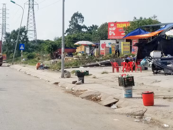 Các lều, quán tạm nằm ngay phía dưới đường điện cao thế, nguy cơ mất an toàn.