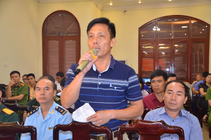 Người dân tham gia ý kiến tại Diễn đàn Công an lắng nghe ý kiến nhân dân do Công an TP Móng Cái tổ chức. 