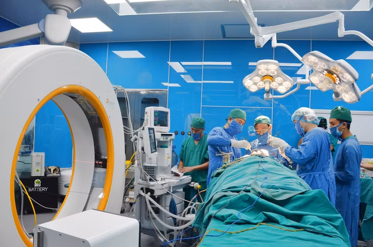 Những trang thiết bị y tế hiện đại phục vụ đắc lực cho công tác cấp cứu người bệnh.