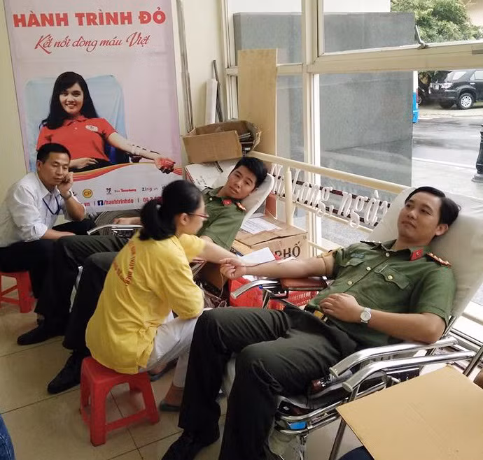 Thiếu tá Lý Thái Linh tham gia hiến máu nhân đạo.